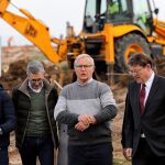 El presidente de la Generalitat, Ximo Puig (dcha), acompañado por el alcalde Valencia, Joan Ribó (centro), y el conseller de Obras Públicas, Arcadi España, visitaron ayer en El Perellonet las zonas afectadas por el temporal causado por la borrasca Gloria
