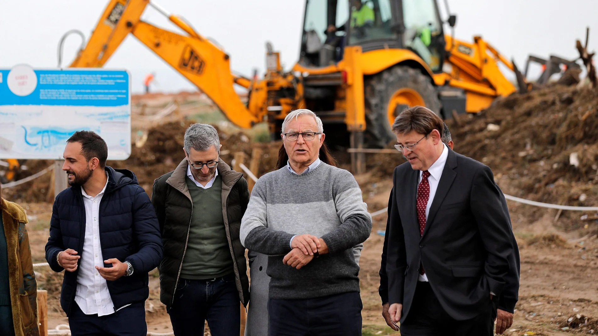 El presidente de la Generalitat, Ximo Puig (dcha), acompañado por el alcalde Valencia, Joan Ribó (centro), y el conseller de Obras Públicas, Arcadi España, visitaron ayer en El Perellonet las zonas afectadas por el temporal causado por la borrasca Gloria