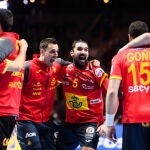 La selección española de balonmano celebra su clasificación para la final del Europeo