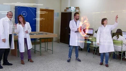 El grupo y profesores del IE Giner de los Ríos trabajando en el diseño del proyecto