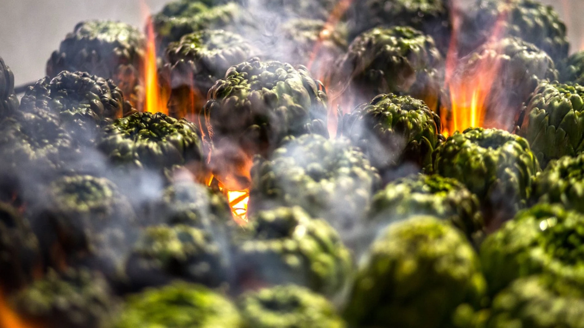 La alcachofa pasa de la generosidad coronaria al detalle de las hojas sin perder, en ningún caso, sus nociones de grandiosidad culinaria