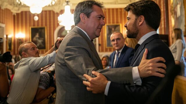 El alcalde Juan Espadas (i) y Beltrán Pérez (d)