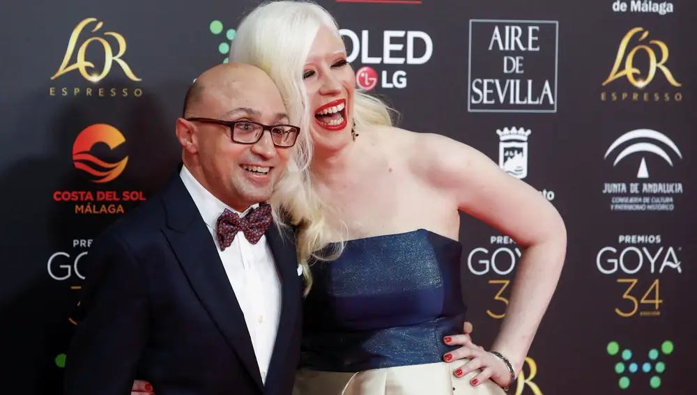 El actor Jesus Vidal junto a su novia en la alfombra roja de los Premios Goya 2020, que se celebra en Málaga.