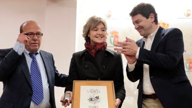 El presidente de la Junta de Castilla y León, Alfonso Fernández Mañueco, asiste al acto de entrega de la Bellota de Oro 2020 con la que el Ayuntamiento de Valdelosa reconoce a Isabel García Tejerina. En la imagen junto a Manuel Prada, alcalde de Valdelosa