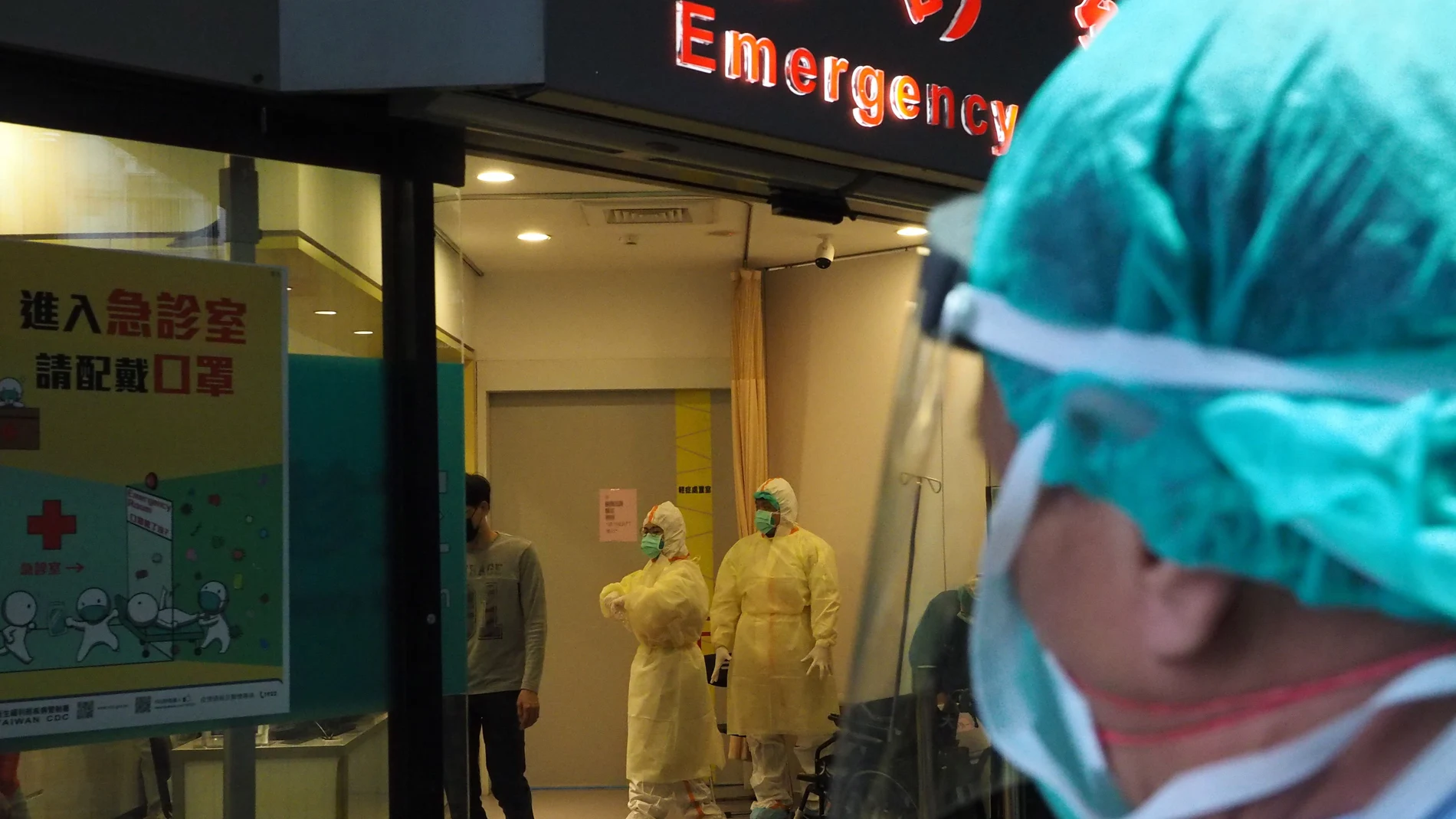 HOSPITALES DESBORDADOS. Ante la avalancha de pacientes infectados, China construirá un segundo hospital para los afectados. En la imagen, una sala de urgencias en Taipei, Taiwán