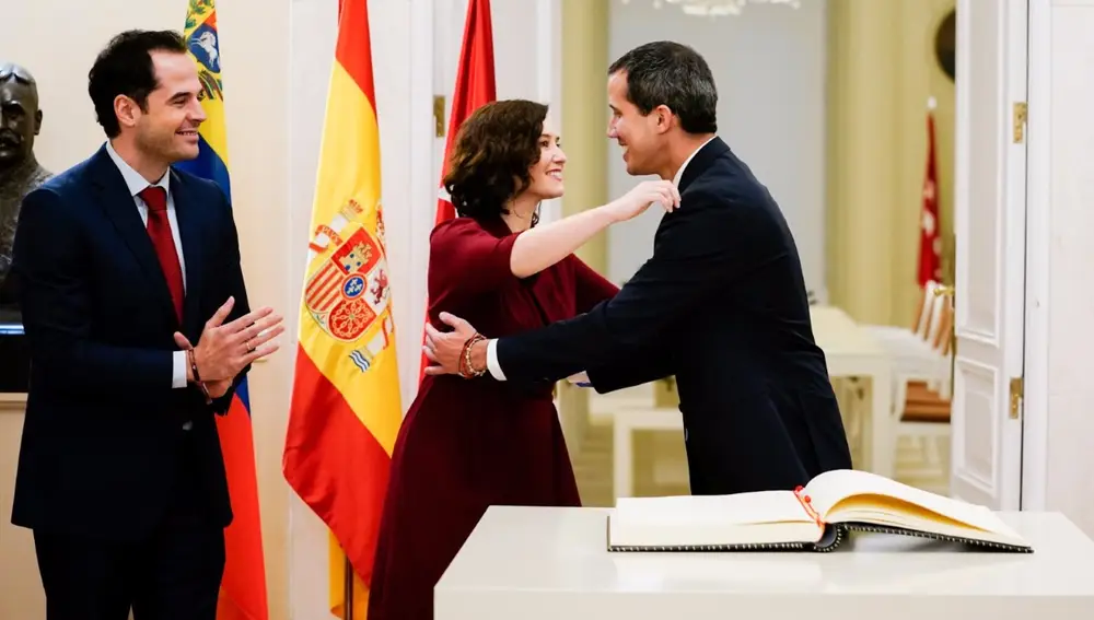 Guaidó tras firmar en el Libro de Honor de la Comunidad