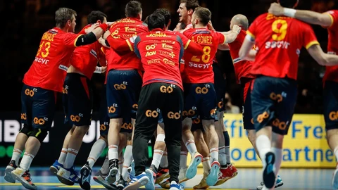 Los jugadores españoles juegan la final del Europeo ante Croacia