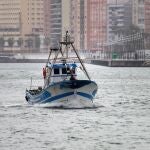 Un pesquero con base en Algeciras sale a faenar este sábado mientras continúan las labores de búsqueda de los seis marineros desaparecidos en el Estrecho a bordo del pesquero "Rúa Mar", cuya pista se perdió el jueves en el Estrecho de Gibraltar