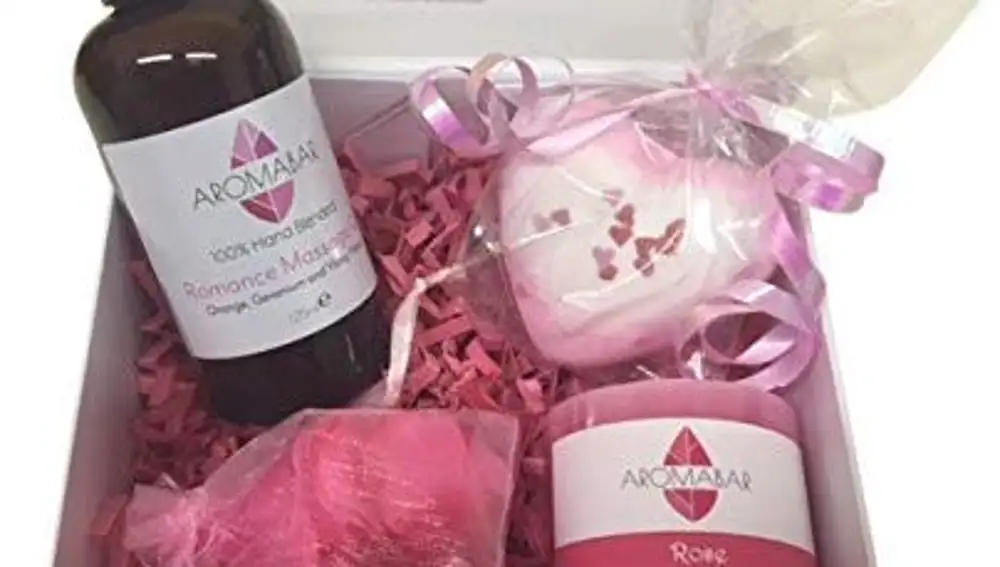 Estuche romántico con aceite de masaje, una bomba de jabón y una vela perfumada