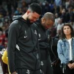 Los jugadores del equipo Houston Rockets: Austin Rivers y P.J. Tucker lloran durante el minuto de silencio por la muerte de Kobe Bryant.