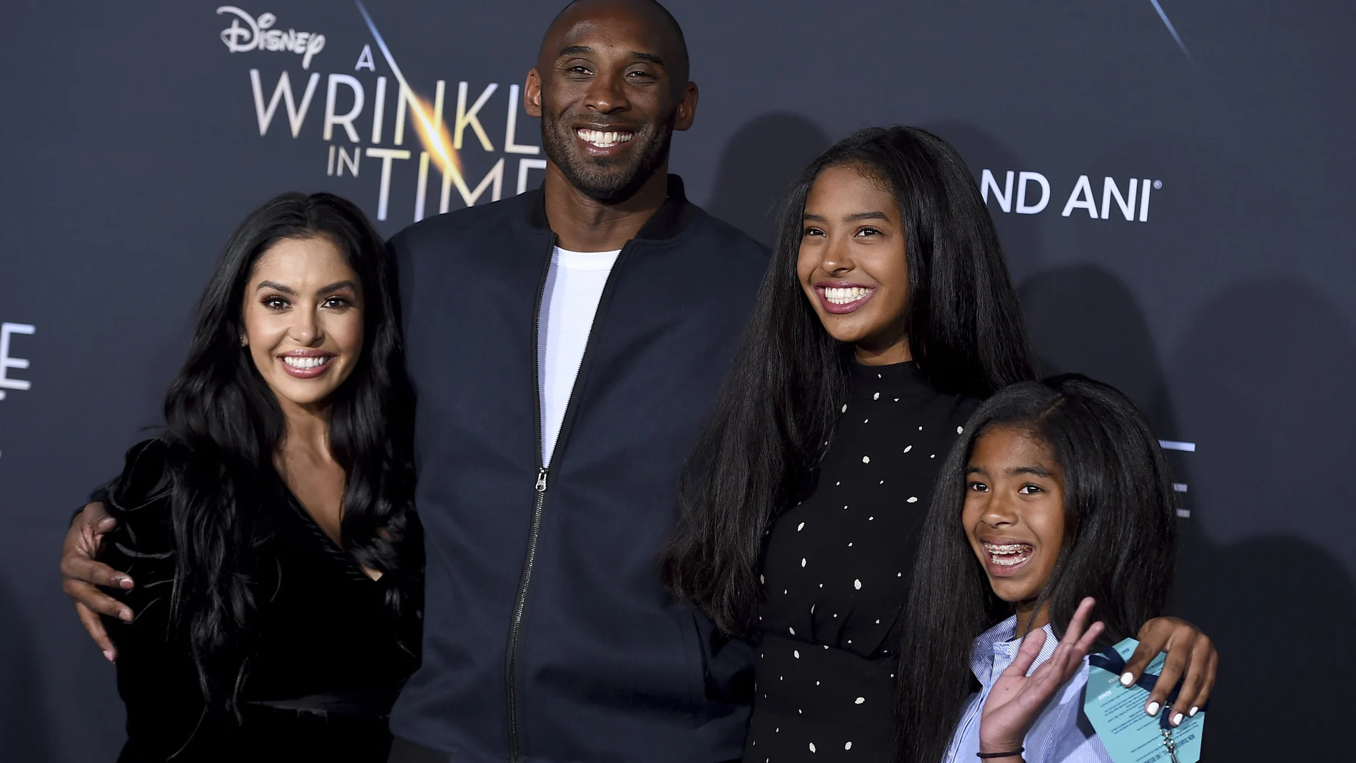 Vanessa y Kobe Bryant con dos de sus hijas