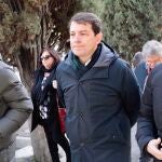 El presidente de la Junta, Alfonso Fernández Mañueco, junto a Vicente Andres secretario regional de CCOO Castilla y León, y el alcalde Carlos García Carbayo