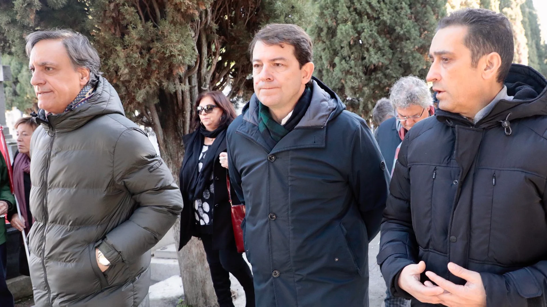 El presidente de la Junta, Alfonso Fernández Mañueco, junto a Vicente Andres secretario regional de CCOO Castilla y León, y el alcalde Carlos García Carbayo