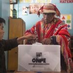 Un ciudadano de la comunidad campesina Quelccanqa vota este domingo en un aula del Colegio República de Alemania en el distrito de Villa El Salvador en Lima (Perú)