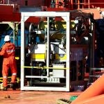 Varias personas trabajan en la instalación de un sonar y de un robot submarino en sendos barcos de Salvamento Marítimo, desplegados para estos trabajos y con los que se comenzará la búsqueda submarina del pesquero desaparecido