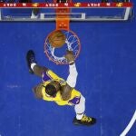 LeBron James realiza un mate en el partido ante los Sixers