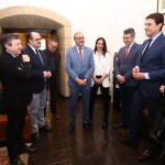El consejero de la Presidencia de la Junta, Ángel Ibáñez, junto a los diferentes portavoces en el Ayuntamiento de Ponferrada, durante su visita a la institución