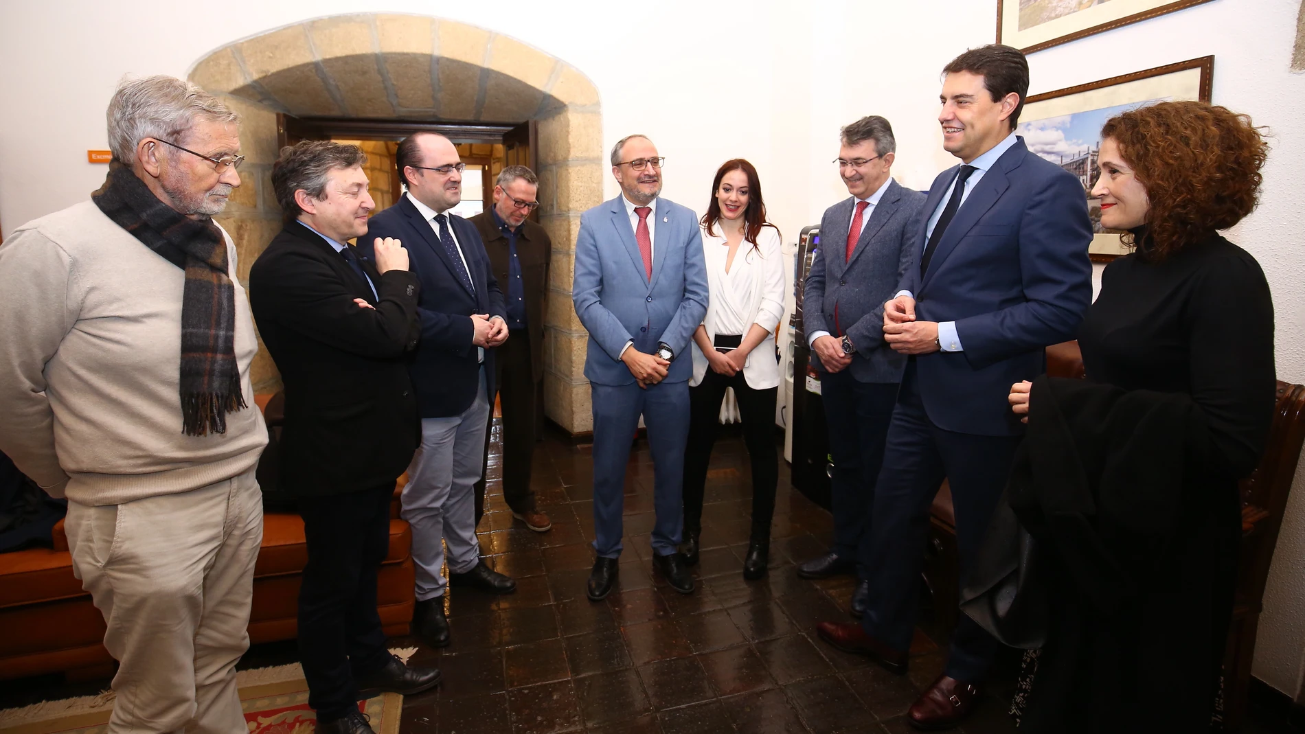El consejero de la Presidencia de la Junta, Ángel Ibáñez, junto a los diferentes portavoces en el Ayuntamiento de Ponferrada, durante su visita a la institución
