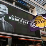 Miles de seguidores de los Lakers y de Kobe Bryant se concentraron en recuerdo del jugador fallecido