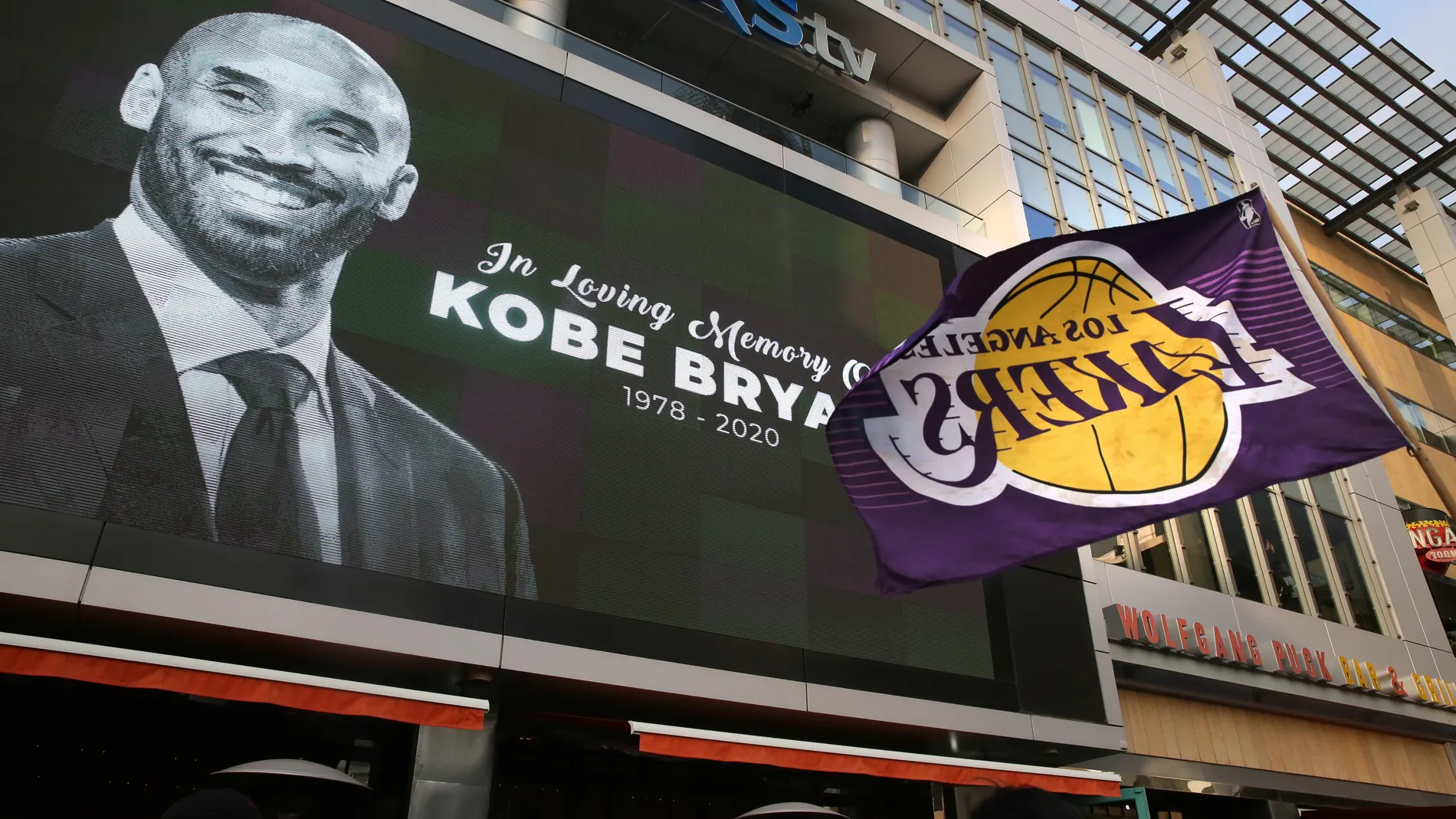 Miles de seguidores de los Lakers y de Kobe Bryant se concentraron en recuerdo del jugador fallecido