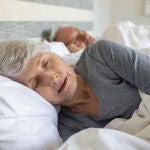 Una pareja de ancianos durmiendo.