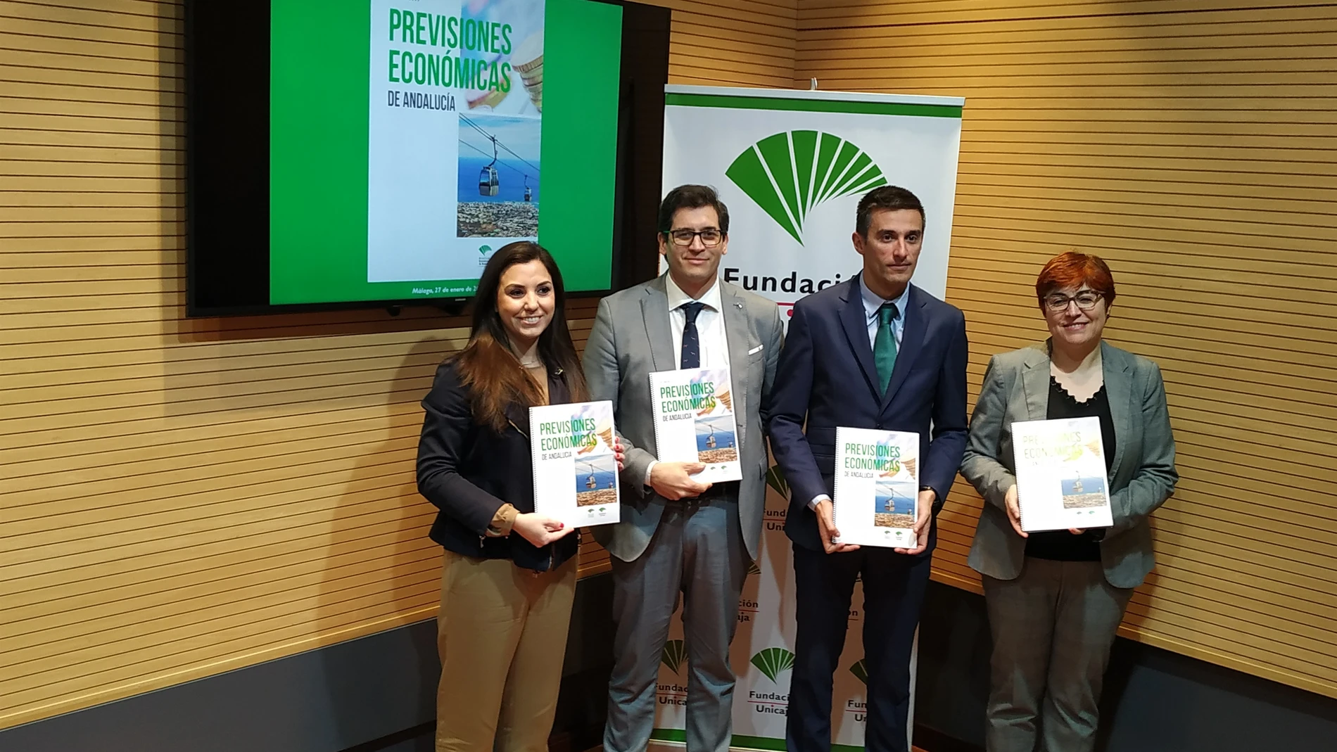 De izquierda a derecha, Cristina Rico; Rafael Muñoz; Rafael López del Paso; y Felisa Becerra, de Analistas Económicos de Andalucía