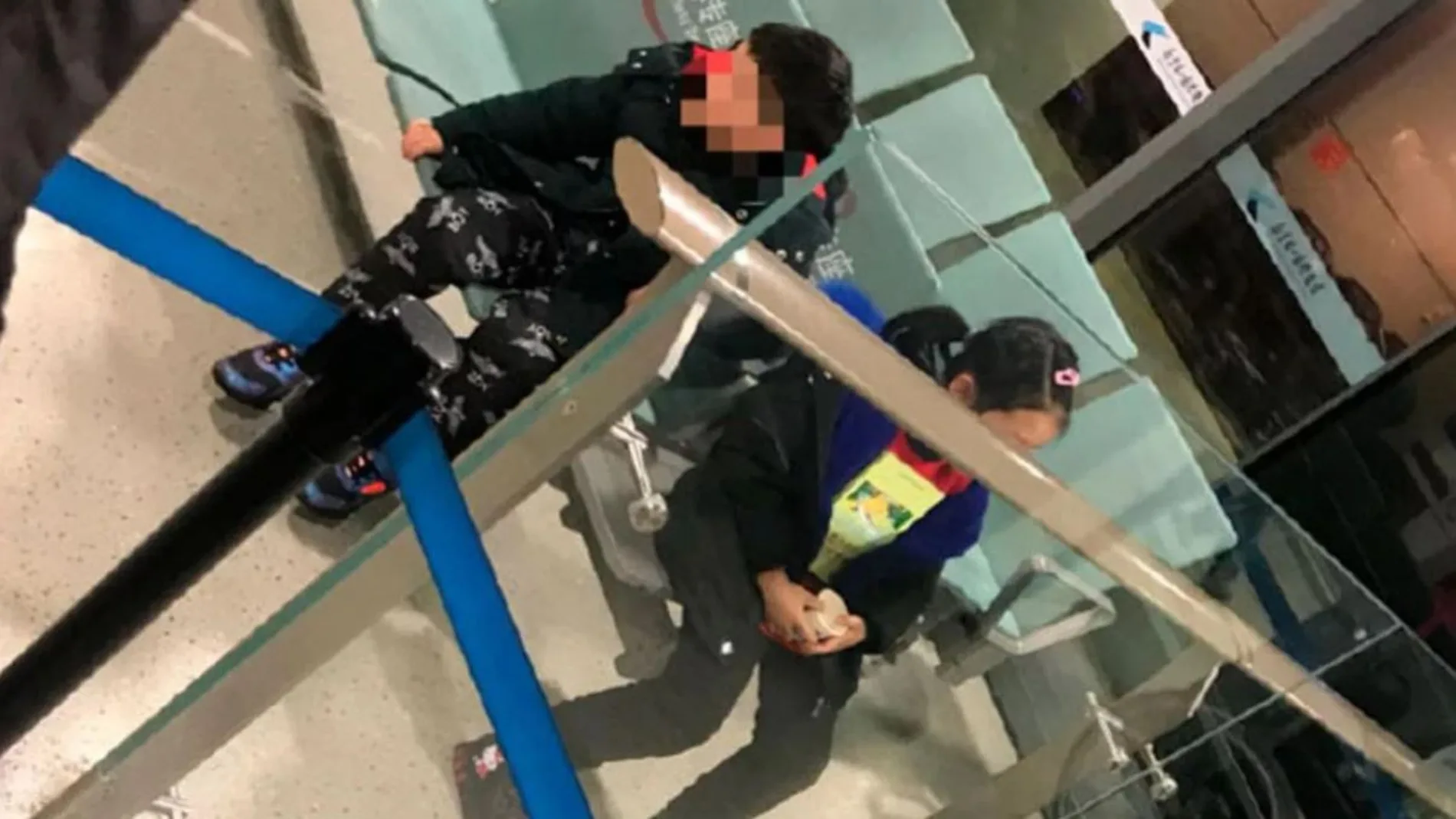 Los dos hermanos permanecieron un rato sentados en la puerta de embarque. Foto: Wiebo