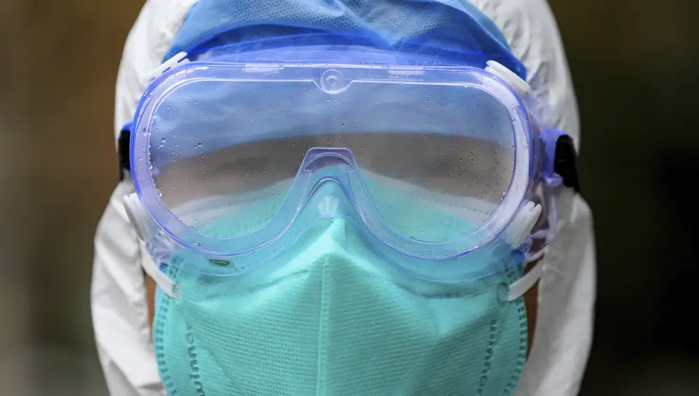 Trabajador médico con mascarilla y gafas protectoras para evitar el contagio del coronavirus