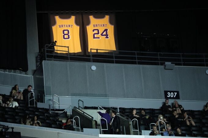 Las dos camisetas de Kobe Bryant cuelgan en lo más alto del Staples Center