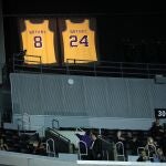 Las dos camisetas de Kobe Bryant cuelgan en lo más alto del Staples Center