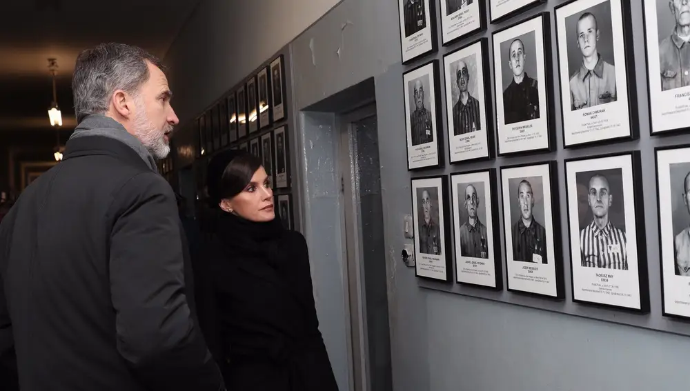 Los Reyes Felipe y Letizia visitan el museo en recuerdo a las víctimas del campo de concentración y exterminio de Auschwitz-Birkenau durante la ceremonia de conmemoración del 75º aniversario.