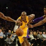 Los Angeles (Estados Unidos), 10/12/2014.- (FILE) - Kobe Bryant en un partido contra los Sacramento Kings de Jason Thompson y Rudy Gay. EFE/EPA/MICHAEL NELSON