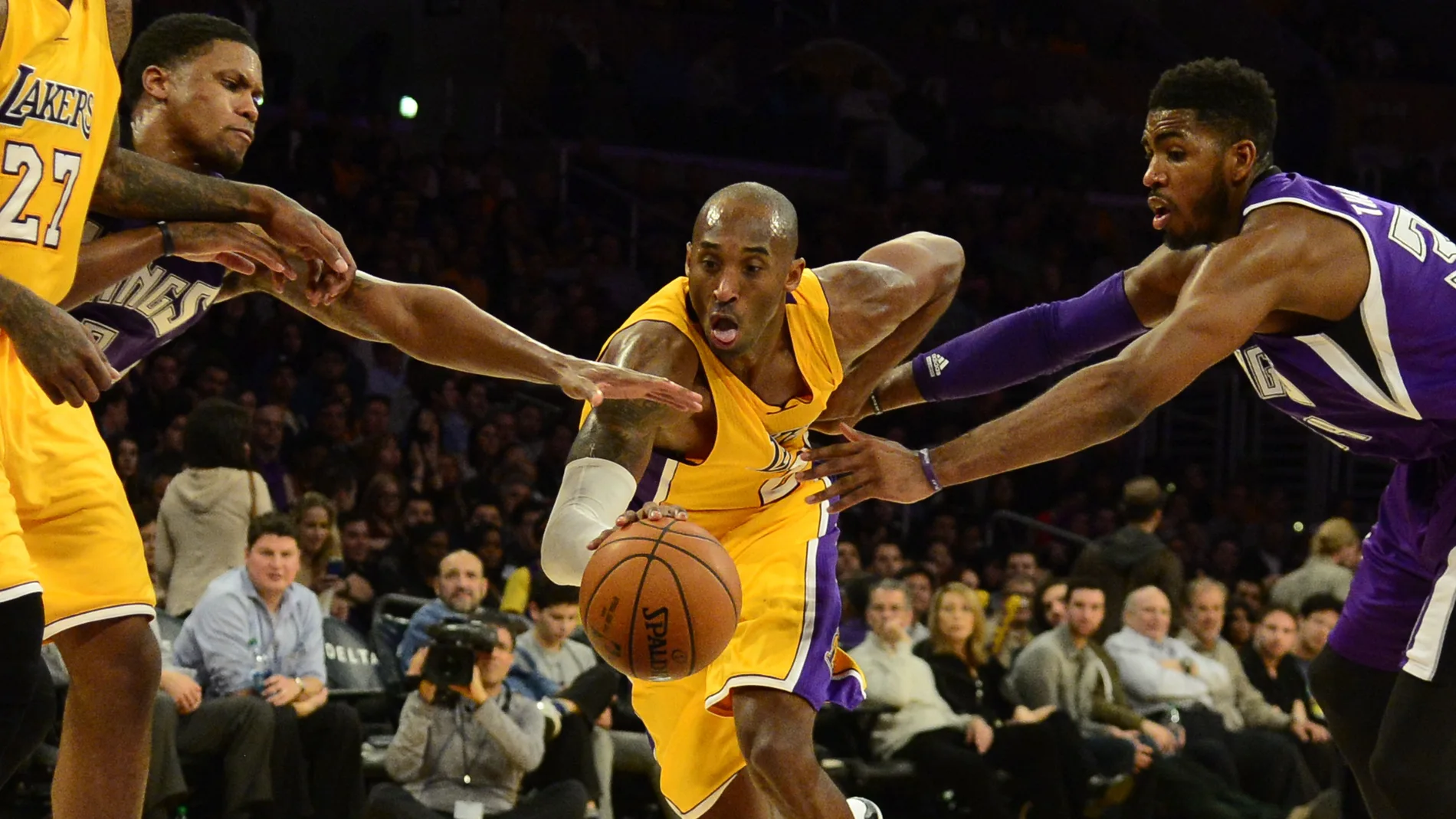 Los Angeles (Estados Unidos), 10/12/2014.- (FILE) - Kobe Bryant en un partido contra los Sacramento Kings de Jason Thompson y Rudy Gay. EFE/EPA/MICHAEL NELSON