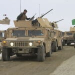 Soldados afganos se dirigen a la zona del accidente en Ghazni (Afghanistan)