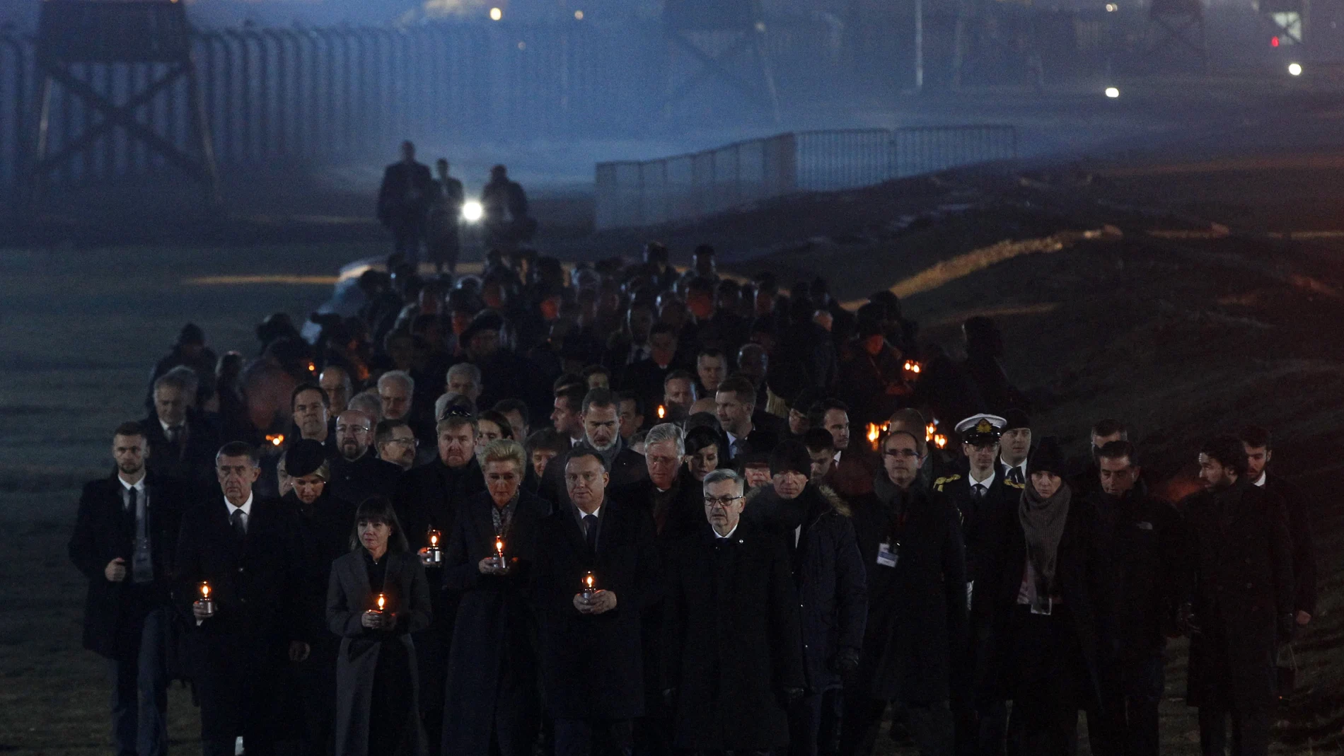 Mandatarios del mundo portan velas en Auschwitz, con motivo del 75º aniversario