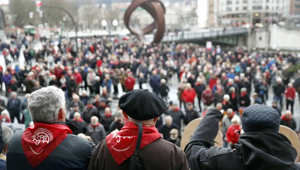 Jubilados y pensionistas se volvieron ayer a concentrar en Bilbao para reclamar pensiones dignas