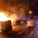 Decenas de personas cruzan contenedores en una protesta en apoyo a Torra EFE/Toni Albir