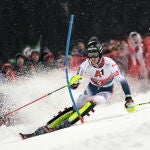 Clement Noel en acción durante la primera carrera de slalom masculino de la Copa del Mundo de Esquí Alpino de la FIS en Schladming, Austria