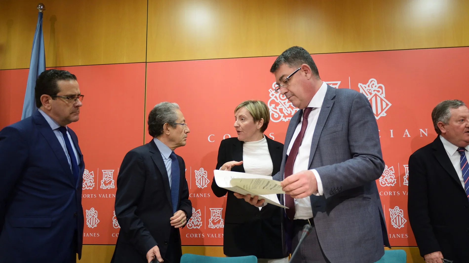 El síndic, Ángel Luna (segundo por la izquierda), compareció ante la Comisión de Peticiones de Les Corts para dar cuenta de su informe del año 2018
