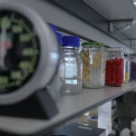 Frascos y cronómetro en el Centro Nacional de Microbiología, en Majadahonda/Madrid (España) a 28 de enero de 2020.28 enero 2020 coronavirus, laboratorio, muestras, experimento, prueba, biólogos, biología, microbiología, Jesús Hellín / Europa Press28/01/2020