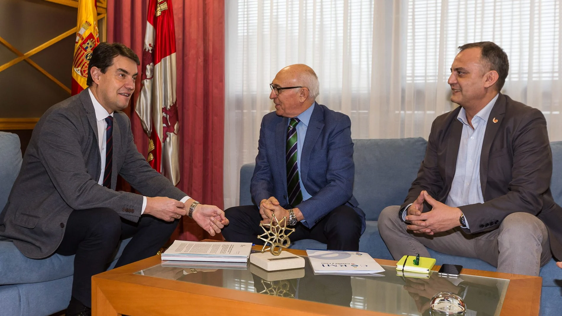 El consejero de la Presidencia, Ángel Ibáñez, mantiene un encuentro con el presidente de Cermi, Juan Pérez Sánchez, y el vicepresidente, Luis Ángel Pérez