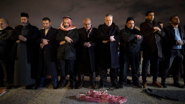 Jordanos rezan durante una protesta contra el llamado 'Acuerdo del Siglo', planeado por Donald Trump para resolver el conflicto entre palestinos e Israel, en Ammán, Jordania