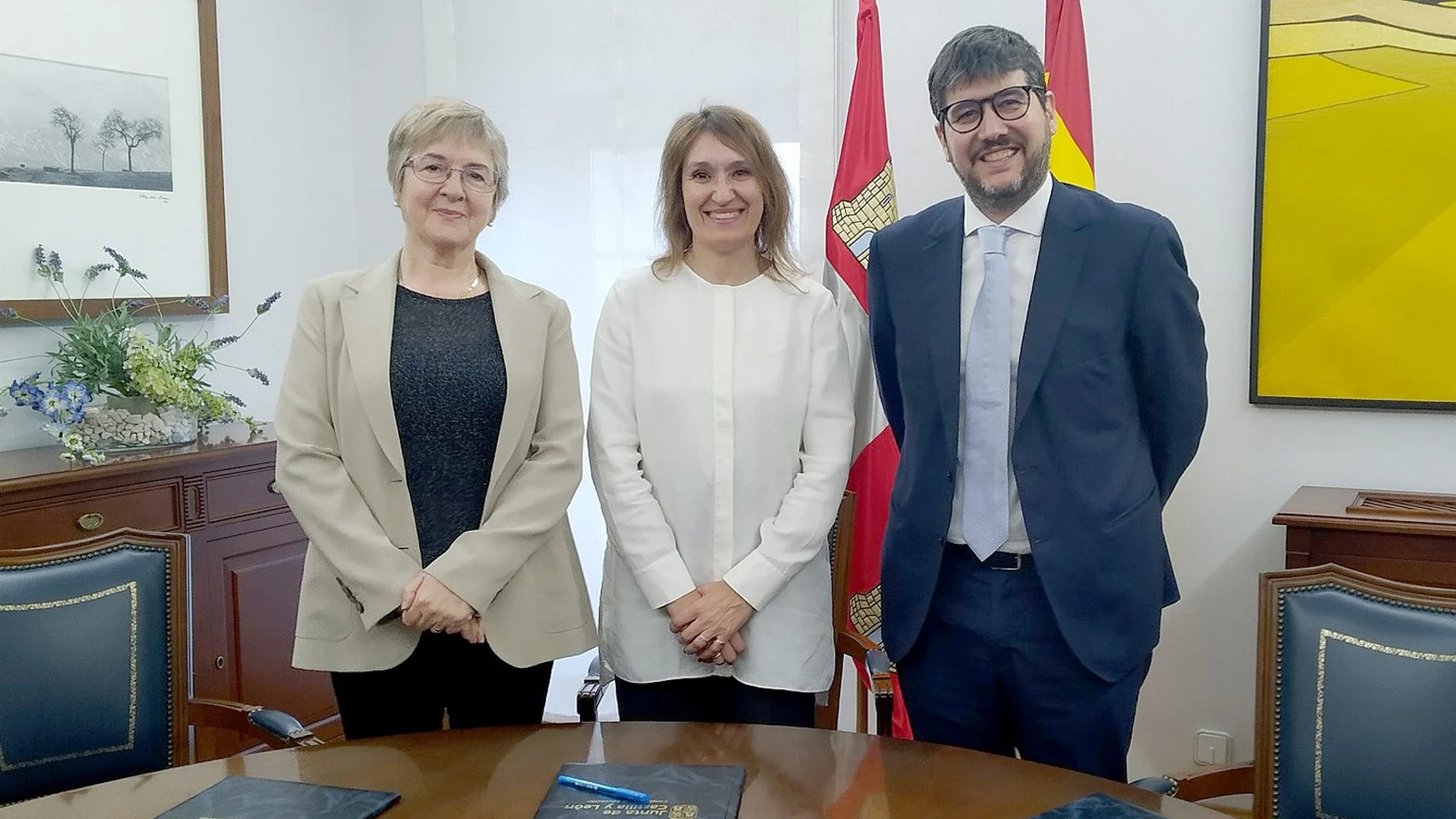 La consejera de Educación, Rocío Lucas, junto con representantes de La Caixa y del Instituto Estudios Financieros