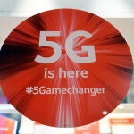 Un cartel 5G se exhibe en una tienda de teléfonos en Londres.