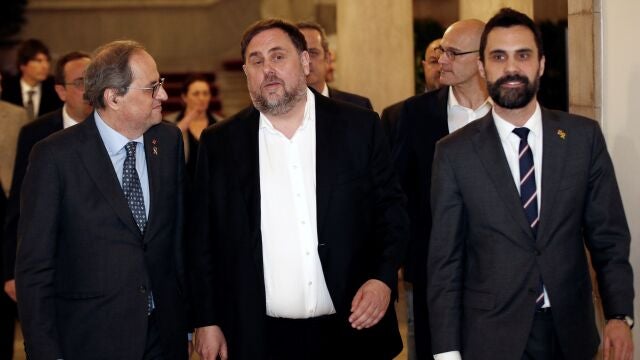 El presidente de la Generalitat, Quim Torra y el presidente del Parlament, Roger Torrent, acompañan al exvicepresidente Oriol Junqueras, y a los exconsellers encarcelados, a su salida del Parlament de Cataluña para volver a prisión, tras comparecer este martes en la reunión de la comisión de investigación del Parlament sobre la aplicación del artículo 155.