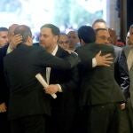El exvicepresidente de la Generalitat, Oriol Junqueras (2i), condenado a prisión por el 1-0, saluda al presidente de la Generalitat, Quim Torra (i), a su llegada al Parlament.
