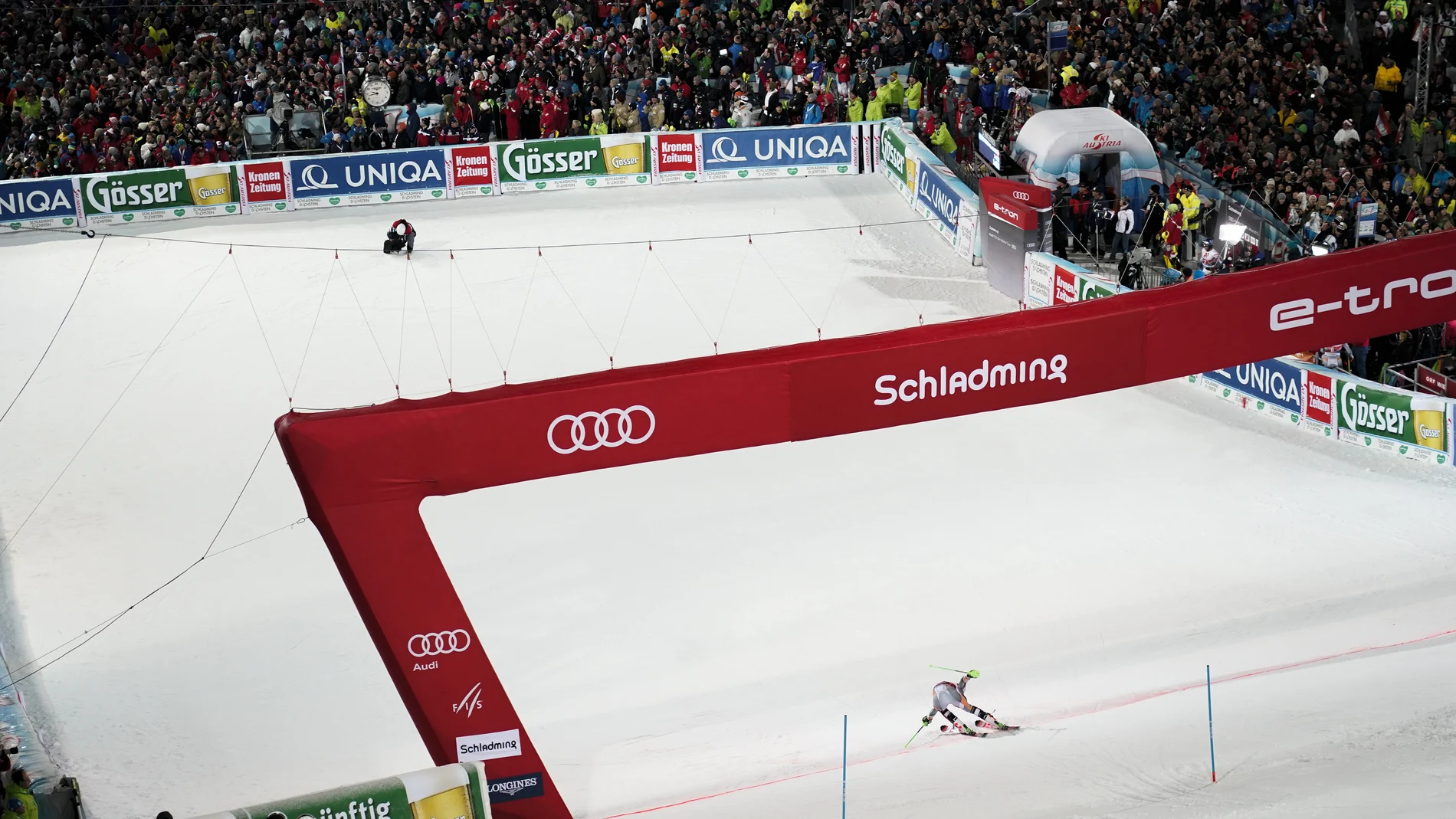 El noruego Henrik Kristoffersen cruza la línea de meta para ganar la carrera de slalom masculino, en Schladming, Austria