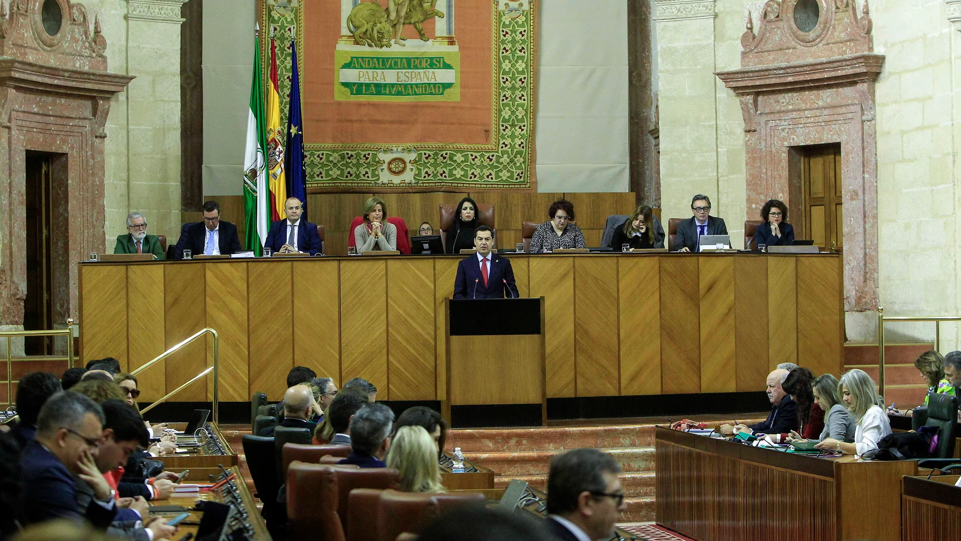 El presidente de la Junta, Juanma Moreno, ayer ante el Pleno del Parlamento andaluz
