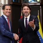 Fotografía cedida por prensa del líder opositor Juan Guaidó que lo muestra mientras da la mano al primer ministro canadiense, Justin Trudeau (d), este lunes en Ottawa (Canadá).