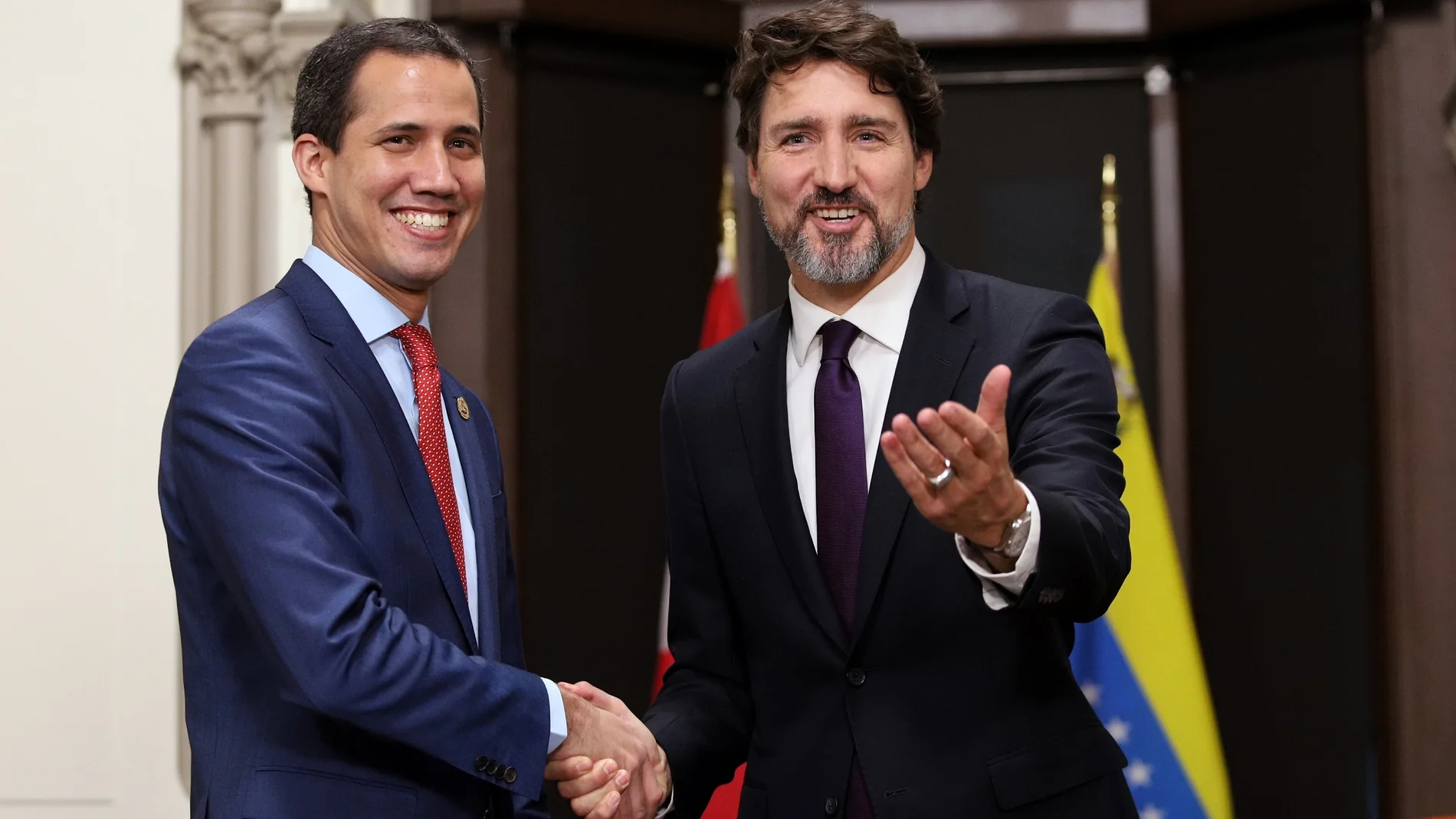 Fotografía cedida por prensa del líder opositor Juan Guaidó que lo muestra mientras da la mano al primer ministro canadiense, Justin Trudeau (d), este lunes en Ottawa (Canadá).